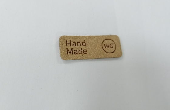 Το αποτυπωμένο σε ανάγλυφο δέρμα Microfiber PU λογότυπων επιδιορθώνει τις Washable ετικέτες ράβει στον ιματισμό