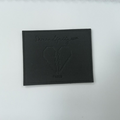 Αποτυπωμένο σε ανάγλυφο λογότυπων σουέτ Microfiber PU δέρματος χρώμα συνήθειας ετικετών Washable