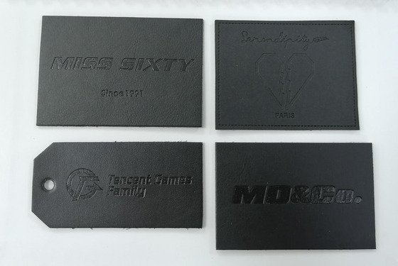 Αποτυπωμένο σε ανάγλυφο λογότυπων σουέτ Microfiber PU δέρματος χρώμα συνήθειας ετικετών Washable