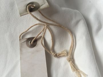 Όμορφος μικρός σχεδίου που διατρυπιέται κρεμά τις ετικέττες, η αναδρομική/εκλεκτής ποιότητας μπουτίκ κρεμά τις ετικέττες