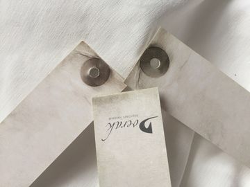 Όμορφος μικρός σχεδίου που διατρυπιέται κρεμά τις ετικέττες, η αναδρομική/εκλεκτής ποιότητας μπουτίκ κρεμά τις ετικέττες