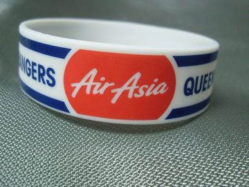 Εμπορικών εκθέσεων προωθητικό βραχιόλι Wristband σιλικόνης στοιχείων αποτυπωμένο σε ανάγλυφο Giveaways