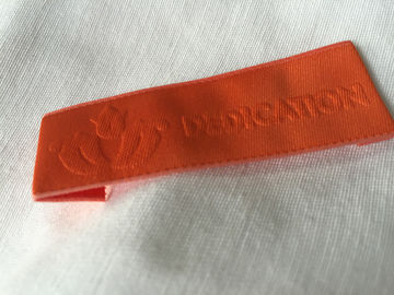 Άνετες υφαμένες Needleloom ετικέτες ιματισμού με την υψηλή συχνότητα Debossing