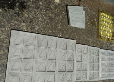 Τα τρισδιάστατα λαστιχένια μπαλώματα λογότυπων συνήθειας Fashionalbe, έγχυση ράβουν στο μπάλωμα μπλουζών