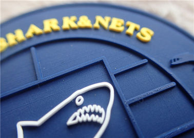 Ο αποτυπωμένος σε ανάγλυφο διαστατικός λαστιχένιος Τύπος θερμότητας λογότυπων PVC ετικετών 3 ή ράβει στο παλτό/τις αποσκευές