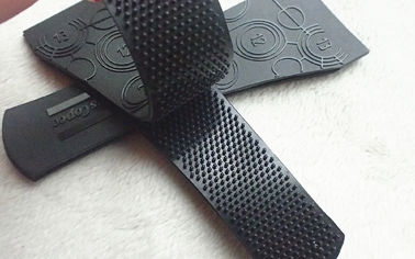 Θαμπή πολωνική επιφάνεια μπαλωμάτων TPU Velcro ιματισμού συνήθειας μανικιών ενδυμάτων με το λαμπρό αποτυπωμένο σε ανάγλυφο πλαστικό λογότυπο