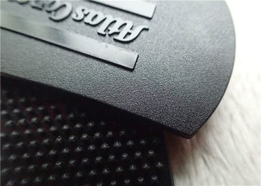 Θαμπή πολωνική επιφάνεια μπαλωμάτων TPU Velcro ιματισμού συνήθειας μανικιών ενδυμάτων με το λαμπρό αποτυπωμένο σε ανάγλυφο πλαστικό λογότυπο