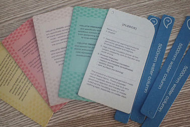 Το εξατομικευμένο τυπωμένο Recyled έγγραφο κρεμά τα εξαρτήματα ετικεττών/ενδυμασίας