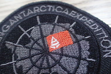 Washable μαύρα μπαλώματα ιματισμού συνήθειας πολυεστέρα/κεντημένα κόλλα μπαλώματα