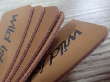 Το Washable καφετί μαλακό δέρμα που αποτυπώνεται σε ανάγλυφο κρεμά τις ετικέττες Eco - φιλικό