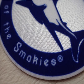 Διπλό χρώμα γύρω από το σίδηρο μορφής στο λογότυπο Tatami καρχαριών μπαλωμάτων συνήθειας που συγκεντρώνεται με την καυτή κόλλα λειωμένων μετάλλων