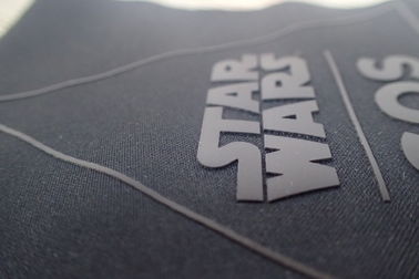 Άσπρο Sportswear πουκάμισων πόλο λογότυπων συνήθειας αυτοκόλλητων ετικεττών οθόνης ετικετών/μεταξιού εκτύπωσης οθόνης σιλικόνης κορδελλών
