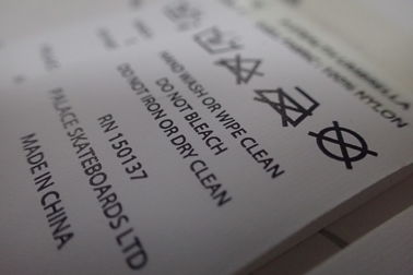 Επίπεδες τέμνουσες συνήθειας οθόνης ετικέτες προσοχής εκτύπωσης νάυλον για τις τσάντες, πετσέτες