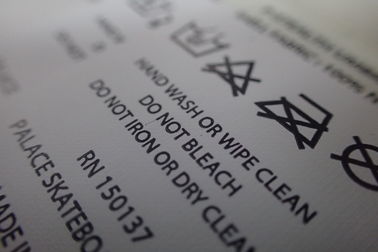 Επίπεδες τέμνουσες συνήθειας οθόνης ετικέτες προσοχής εκτύπωσης νάυλον για τις τσάντες, πετσέτες