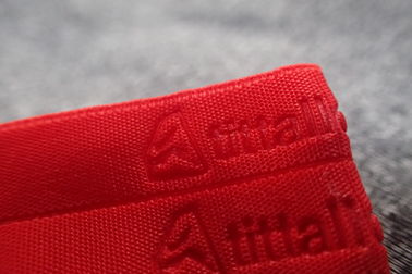 Κόκκινη αποτυπωμένη σε ανάγλυφο υφαμένη Sportswear ζώνη