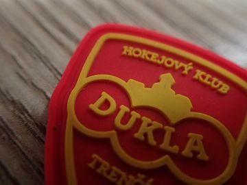 Τα χειροποίητα Washable λαστιχένια μπαλώματα λογότυπων ράβουν - στο ύφος μη - την τοξική ουσία